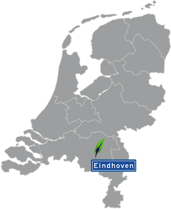 Grijze kaart van Nederland met Eindhoven aangegeven met blauw plaatsnaambord met witte letters en Dagnall veer voor cursus Nederlands - blauw plaatsnaambord met witte letters en Dagnall veer - transparante achtergrond - 600 * 733 pixels